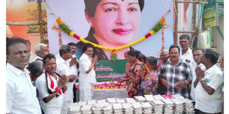 முன்னாள் முதலமைச்சர் ஜெயலலிதா 9 ஆவது ஆண்டு நினைவு நாளையொட்டி ஓ.பி.எஸ் அணி ஏசாதுரை  மலர் அஞ்சலி செலுத்தினார்