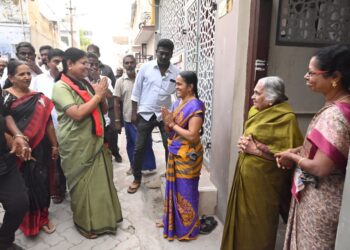 தூத்துக்குடி 39வது வாா்டு பகுதியில் அமைச்சர் கீதாஜீவன் திமுக ஆட்சியின் சாதனைகளை கூறி வாக்கு சேகாித்தாா்.