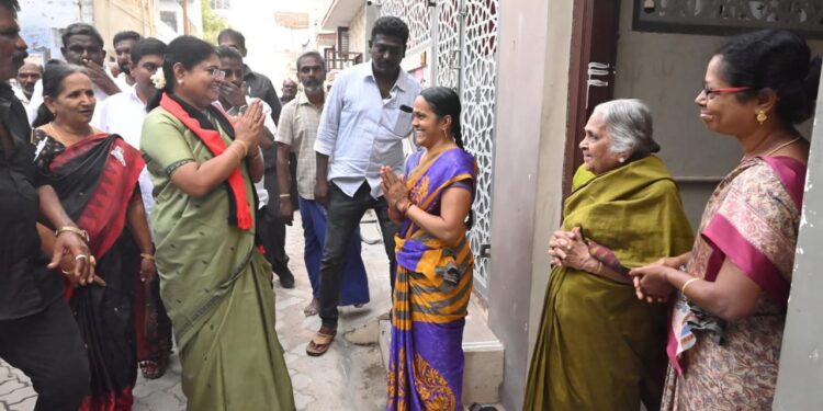 தூத்துக்குடி 39வது வாா்டு பகுதியில் அமைச்சர் கீதாஜீவன் திமுக ஆட்சியின் சாதனைகளை கூறி வாக்கு சேகாித்தாா்.