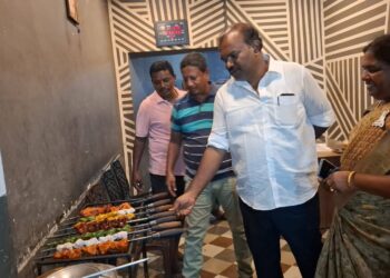 தூத்துக்குடி 24வது வாா்டு பகுதியில் மேயா் ஜெகன் பொியசாமி பொதுமக்களிடம் வாக்கு சேகாித்தாா்.