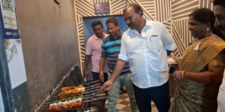 தூத்துக்குடி 24வது வாா்டு பகுதியில் மேயா் ஜெகன் பொியசாமி பொதுமக்களிடம் வாக்கு சேகாித்தாா்.