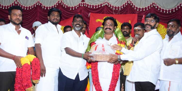 கரூர் மாவட்டத்தைச் சேர்ந்த பல்வேறு அரசியல் கட்சியினர் சுமார் 100 க்கு மேற்பட்டோர் முக்கிய பிரமுகர் காமேஷ்வரன் ஏற்பாட்டில் தமிழ் தேசிய பார்வர்ட் பிளாக் கட்சியில் அதன் நிறுவனத்தலைவர் வழக்கறிஞர் சங்கிலி அவர்கள் முன்னிலையில் இணைந்தனர்.