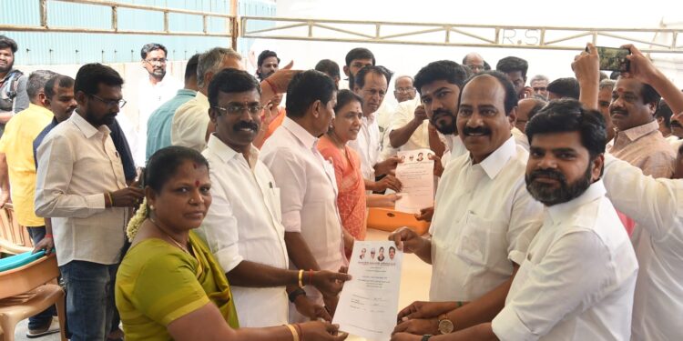 தூத்துக்குடி தொகுதியில் அதிமுக சார்பில் போட்டியிட முன்னாள் மத்திய கூட்டுறவு வங்கித்தலைவர் சுதாகர் விருப்பமனு