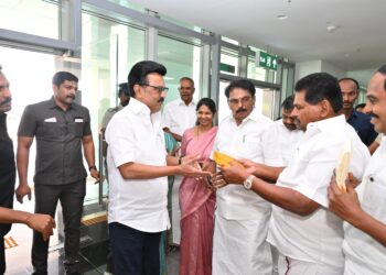 தூத்துக்குடி வாகைகுளம் விமான நிலையத்தில் முதல்வர் ஸ்டாலினுக்கு அமைச்சர்கள் கீதாஜீவன், அனிதா ராதாகிருஷ்ணன் தலைமையில் உற்சாக வரவேற்பு