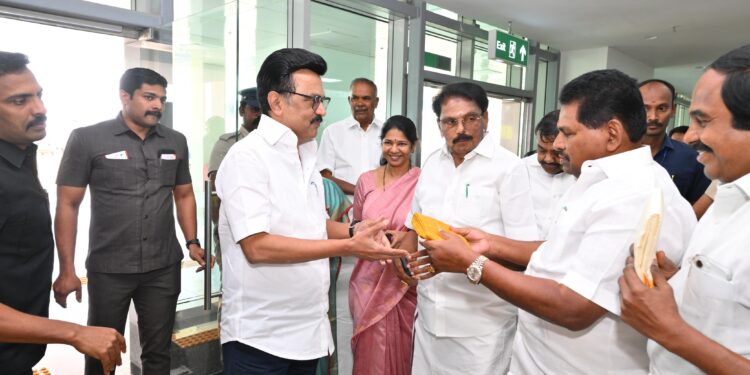 தூத்துக்குடி வாகைகுளம் விமான நிலையத்தில் முதல்வர் ஸ்டாலினுக்கு அமைச்சர்கள் கீதாஜீவன், அனிதா ராதாகிருஷ்ணன் தலைமையில் உற்சாக வரவேற்பு