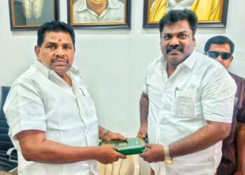 அமைச்சர் அனிதா ராதாகிருஷ்ணனிடம் திமுக ஒன்றிய செயலாளர் இளையராஜா வாழ்த்து பெற்றார்.