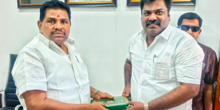 அமைச்சர் அனிதா ராதாகிருஷ்ணனிடம் திமுக ஒன்றிய செயலாளர் இளையராஜா வாழ்த்து பெற்றார்.