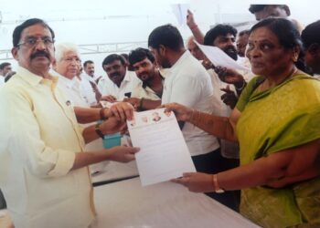 தூத்துக்குடி தொகுதியில் அதிமுக சார்பில் போட்டியிட முன்னாள் மேயா் அந்தோணி கிரேஸ் விருப்பமனு வழங்கினார்.