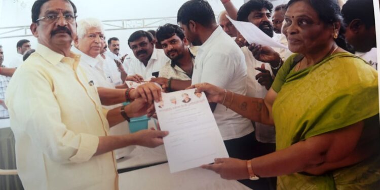 தூத்துக்குடி தொகுதியில் அதிமுக சார்பில் போட்டியிட முன்னாள் மேயா் அந்தோணி கிரேஸ் விருப்பமனு வழங்கினார்.