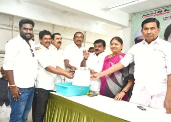 தூத்துக்குடி தொகுதியில் அதிமுக சார்பில் போட்டியிட நிலா சந்திரன் விருப்பமனு வழங்கினார்.