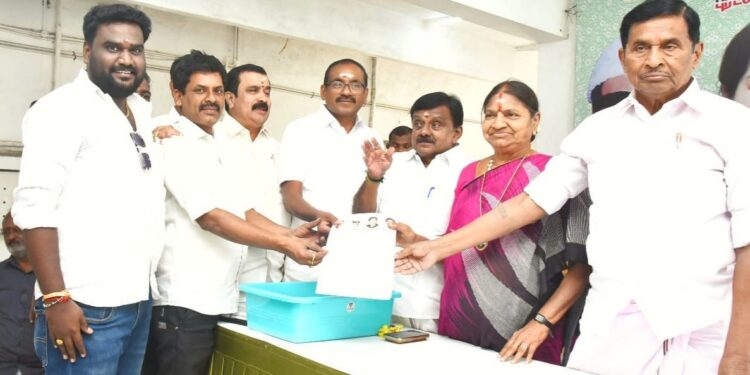 தூத்துக்குடி தொகுதியில் அதிமுக சார்பில் போட்டியிட நிலா சந்திரன் விருப்பமனு வழங்கினார்.