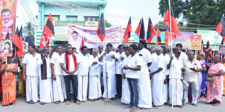 100 நாள் வேலைத்திட்டத்தில் காந்தி பெயர் நீக்கம் – ஒன்றிய அரசை கண்டித்து ஓட்டப்பிடாரத்தில் திமுக ஒன்றிய செயலாளர் இளையராஜா தலைமையில் ஆர்ப்பாட்டம்