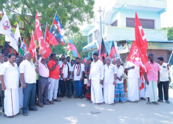 100 நாள் வேலைத்திட்டத்தில் காந்தி பெயர் நீக்கம் செய்த ஒன்றிய அரசை கண்டித்து மாப்பிள்ளையூரணியில் திமுக கிழக்கு ஒன்றிய செயலாளர் சரவணக்குமார் தலைமையில் ஆர்ப்பாட்டம்