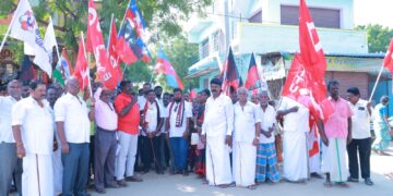 100 நாள் வேலைத்திட்டத்தில் காந்தி பெயர் நீக்கம் செய்த ஒன்றிய அரசை கண்டித்து மாப்பிள்ளையூரணியில் திமுக கிழக்கு ஒன்றிய செயலாளர் சரவணக்குமார் தலைமையில் ஆர்ப்பாட்டம்