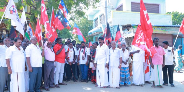 100 நாள் வேலைத்திட்டத்தில் காந்தி பெயர் நீக்கம் செய்த ஒன்றிய அரசை கண்டித்து மாப்பிள்ளையூரணியில் திமுக கிழக்கு ஒன்றிய செயலாளர் சரவணக்குமார் தலைமையில் ஆர்ப்பாட்டம்