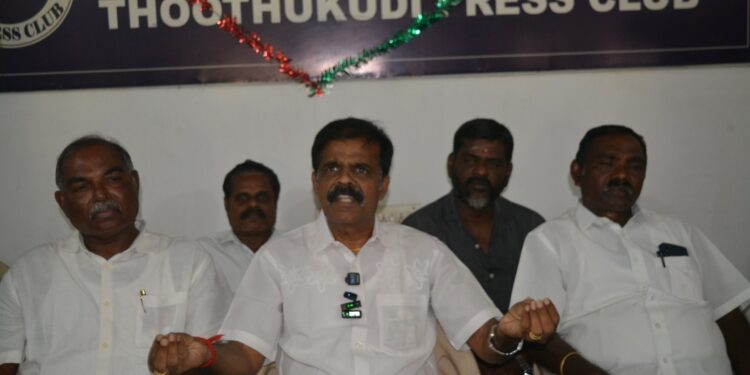 உதயநிதி ஸ்டாலின் பிறந்தநாளை முன்னிட்டு தூத்துக்குடியில் திரைப்பட தயாரிப்பாளர் 48 பேருக்கு பி.டி.செல்வக்குமார் ஆட்டுக்குட்டி வழங்கினார்.