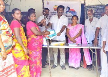 ஓட்டப்பிடாரம் தொகுதியில் பொங்கல் பரிசு தொகுப்புடன்       ரூ.3 ஆயிரம் வழங்கும் பணி : ஓட்டப்பிடாரம் வடக்கு ஒன்றிய திமுக செயலாளர் இளையராஜா தொடங்கி வைத்தார்