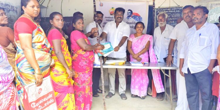 ஓட்டப்பிடாரம் தொகுதியில் பொங்கல் பரிசு தொகுப்புடன்       ரூ.3 ஆயிரம் வழங்கும் பணி : ஓட்டப்பிடாரம் வடக்கு ஒன்றிய திமுக செயலாளர் இளையராஜா தொடங்கி வைத்தார்