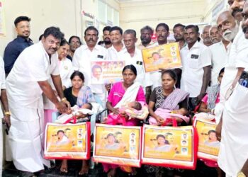 திமுக துணை பொதுச்செயலாளரும், பாராளுமன்ற உறுப்பினருமான கனிமொழி கருணாநிதி பிறந்தநாளில் ஒட்டப்பிடாரம் அரசு மருத்துவமனையில் பிறந்த அனைத்து குழந்தைகளுக்கும் தங்க மோதிரம் அணிவித்து பரிசு பெட்டகங்கள் வழங்கிய ஓட்டப்பிடாரம் வடக்கு ஒன்றிய திமுக செயலாளர் இளையராஜா !