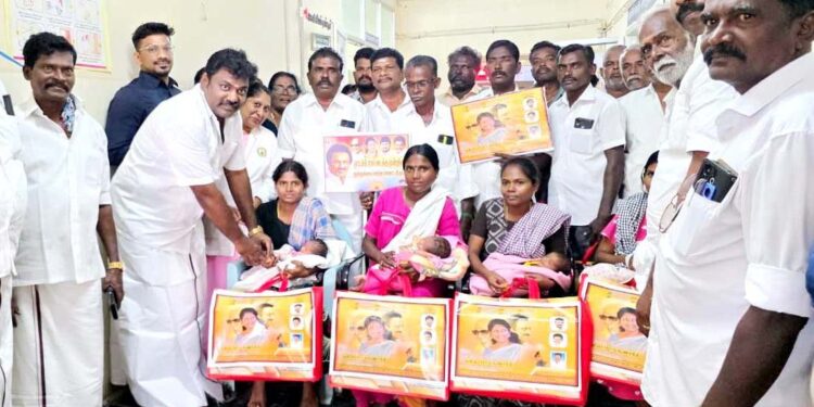 திமுக துணை பொதுச்செயலாளரும், பாராளுமன்ற உறுப்பினருமான கனிமொழி கருணாநிதி பிறந்தநாளில் ஒட்டப்பிடாரம் அரசு மருத்துவமனையில் பிறந்த அனைத்து குழந்தைகளுக்கும் தங்க மோதிரம் அணிவித்து பரிசு பெட்டகங்கள் வழங்கிய ஓட்டப்பிடாரம் வடக்கு ஒன்றிய திமுக செயலாளர் இளையராஜா !