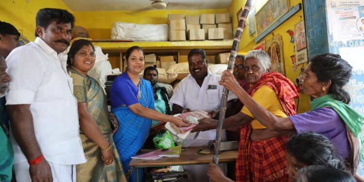 பொங்கல் பரிசு தொகுப்பை வழங்கிய மாவட்ட மகளிரணி அமைப்பாளர்