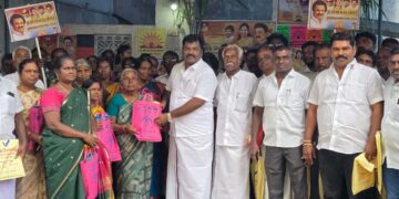 ஓட்டப்பிடாரம் சட்டமன்றத் தொகுதியில் பொங்கல் விழா கோலாகலம் திமுக நிர்வாகிகள் மற்றும் பொது மக்கள் உட்பட சுமார் 500 க்கும் மேற்பட்டோருக்கு பொங்கல் சிறப்பு நலத்திட்ட உதவிகளை வழங்கி அசத்தினார் ஓட்டப்பிடாரம் வடக்கு ஒன்றிய திமுக செயலாளர் இளையராஜா : திமுக நிர்வாகிகள் பொதுமக்கள் மகிழ்ச்சி…..