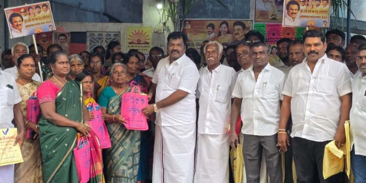 ஓட்டப்பிடாரம் சட்டமன்றத் தொகுதியில் பொங்கல் விழா கோலாகலம் திமுக நிர்வாகிகள் மற்றும் பொது மக்கள் உட்பட சுமார் 500 க்கும் மேற்பட்டோருக்கு பொங்கல் சிறப்பு நலத்திட்ட உதவிகளை வழங்கி அசத்தினார் ஓட்டப்பிடாரம் வடக்கு ஒன்றிய திமுக செயலாளர் இளையராஜா : திமுக நிர்வாகிகள் பொதுமக்கள் மகிழ்ச்சி…..