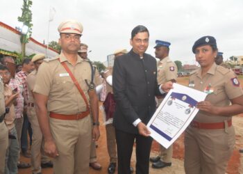 தூத்துக்குடி குடியரசுதின விழாவில் கலெக்டா் இளம்பகவத் தேசியக் கொடியேற்றி மரியாதை செலுத்தினார்.