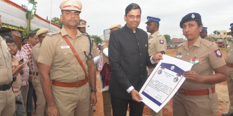 தூத்துக்குடி குடியரசுதின விழாவில் கலெக்டா் இளம்பகவத் தேசியக் கொடியேற்றி மரியாதை செலுத்தினார்.