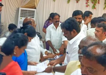 திமுக தேர்தல் அறிக்கை தயாரிப்புக் குழுவின் தலைவர் கனிமொழி எம்பி யிடம் ஓட்டப்பிடாரம் சட்டமன்ற தொகுதி வளர்ச்சிக்காக 13 முக்கிய கோரிக்கைகள் : ஓட்டப்பிடாரம் வடக்கு ஒன்றிய திமுக செயலாளர் இளையராஜா வழங்கினார்.