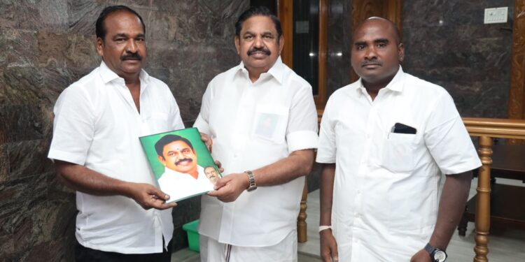 தூத்துக்குடி அதிமுக முக்கிய பிரமுகர் பாத்திமாநகர் ஜோசப்மணி இல்ல திருமண விழா : பி.ஜே. புல்டன் ஜெசின் தலைமையில் தமிழக முன்னாள் முதல்வரும், அதிமுக பொதுச் செயலாளர் எடப்பாடி எடப்பாடி பழனிச்சாமியை நேரில் சந்தித்து திருமண அழைப்பிதழ் வழங்கினார்கள்.