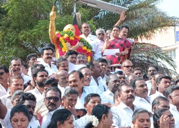 தூத்துக்குடியில் பேரறிஞர் அண்ணாவின் 57 வது நினைவு நாளையொட்டி அமைச்சர் கீதாஜீவன் தலைமையில் அமைதி ஊா்வலமா க வந்து அண்ணாசிலைக்கு மாலை அணிவித்து மாியாதை செய்தனர்.