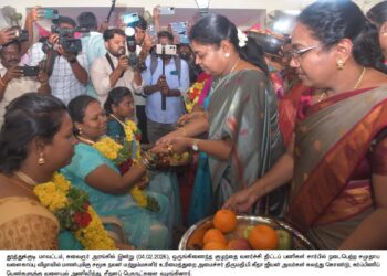 தூத்துக்குடியில் 250 கர்ப்பிணி பெண்களுக்கு சமுதாய வளைகாப்பு : சமூக நலத்துறை அமைச்சர் கீதா ஜீவன் கர்ப்பிணிப் பெண்களுக்கு வளையல் அணிவித்து சீதனப் பொருட்கள் வழங்கினார்..