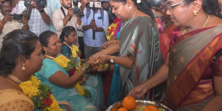 தூத்துக்குடியில் 250 கர்ப்பிணி பெண்களுக்கு சமுதாய வளைகாப்பு : சமூக நலத்துறை அமைச்சர் கீதா ஜீவன் கர்ப்பிணிப் பெண்களுக்கு வளையல் அணிவித்து சீதனப் பொருட்கள் வழங்கினார்..