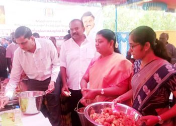 தூத்துக்குடியில் தூய்மைப் பணியாளர்களுக்கு காலை உணவு வழங்கும் திட்டத்தை அமைச்சர் கீதா ஜீவன், மேயர் ஜெகன் பெரியசாமி தொடங்கி வைத்தார். கலெக்டர் இளம்பகவத், மேயர் ஜெகன் பெரியசாமி ஆணையர் ப்ரியங்கா ஆகியோர் பங்கேற்பு!!