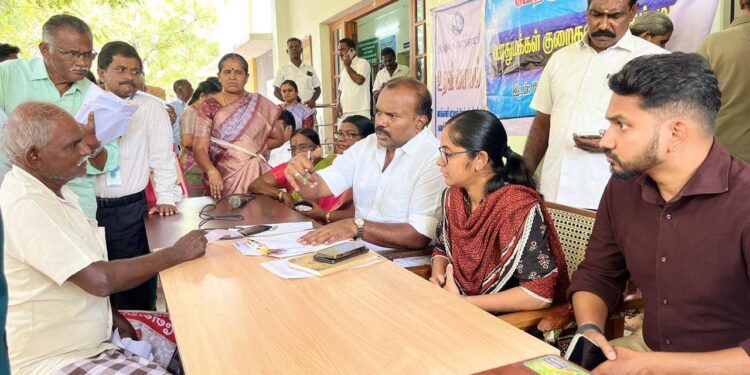 40 ஆண்டுகளுக்கு முன்பிருந்த சாலைதான் இருக்கிறது. அதை முறைப்படுத்தி பொதுமக்கள் நலன் பாதுகாக்கப்படுகிறது. தூத்துக்குடி மேற்கு மண்டலத்தில் நடைபெற்ற குறைதீர்க்கும் முகாமில் மேயர் ஜெகன் பெரியசாமி பேசினாா்.