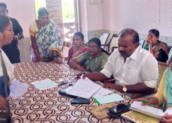 தூத்துக்குடி மாநகராட்சி கிழக்கு மண்டல அலுவலகத்தில் பொதுமக்கள் குறைதீர்க்கும் முகாம் : மனு கொடுத்த 5 நிமிடத்திலேயே சான்றிதழ் வழங்கி அதிரடி காட்டிய மேயர் ஜெகன் பெரியசாமி ஆணையர் பிரியங்கா!!!