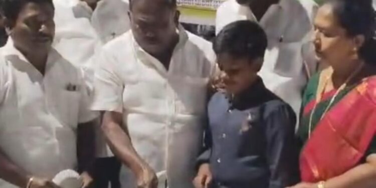 ஜெயலலிதா பிறந்தநாளை யொட்டி நள்ளிரவில் தூத்துக்குடியில் முன்னாள் அமைச்சர் சி.த.செல்லப்பாண்டியன் தலைமையில் கேக் வெட்டி கொண்டாட்டம்