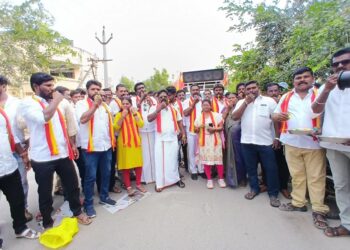 தூத்துக்குடியில் வீடு வீடாக விசில் வழங்கி தீவிர தேர்தல் பிரச்சாரத்தை துவங்கிய மாவட்ட செயலாளர் எஸ்.டி.ஆர். சாமுவேல்ராஜ், மத்திய மாவட்ட இணை செயலாளர் எம்.கோல்டன், வட்டச் செயலாளர் ஜெய்ஹர். மற்றும் தவெகவினர்…