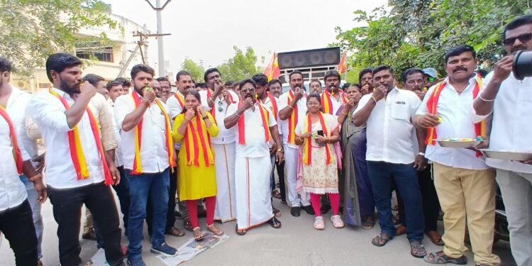 தூத்துக்குடியில் வீடு வீடாக விசில் வழங்கி தீவிர தேர்தல் பிரச்சாரத்தை துவங்கிய மாவட்ட செயலாளர் எஸ்.டி.ஆர். சாமுவேல்ராஜ், மத்திய மாவட்ட இணை செயலாளர் எம்.கோல்டன், வட்டச் செயலாளர் ஜெய்ஹர். மற்றும் தவெகவினர்…