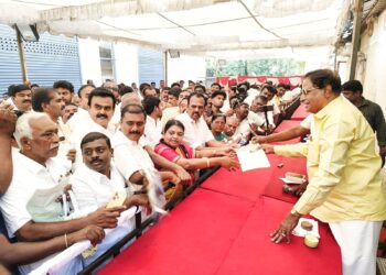 கல்விதான் அனைவருக்கும் அசைக்க முடியாத சொத்து பள்ளி விழாவில் மேயா் ஜெகன் பொியசாமி பேசினாா்.