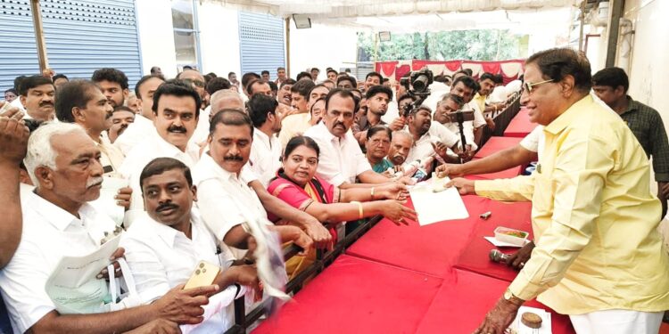 கல்விதான் அனைவருக்கும் அசைக்க முடியாத சொத்து பள்ளி விழாவில் மேயா் ஜெகன் பொியசாமி பேசினாா்.