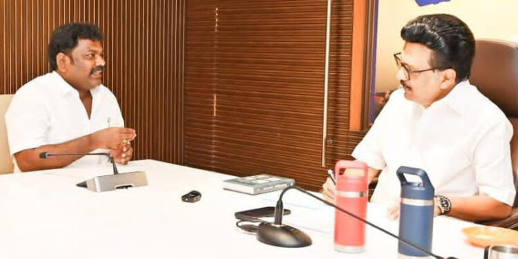 ஓட்டப்பிடாரம் சட்டமன்றத் தொகுதி திமுக வேட்பாளராக தொகுதி மக்களுக்கு பிடித்த, அதிக வெற்றியை பெற்று தரக்கூடிய ஒன்றிய செயலாளர் இளையராஜாவை திமுக தலைமை அறிவிக்கும் என தொகுதி மக்கள் அனைவரும் எதிர்பார்ப்பு!!!