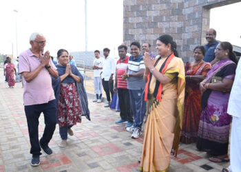 தூத்துக்குடி முத்துநகர் கடற்கரையில் காலையிலேயே வாக்கிங்.. வாக்கு சேகரிப்பு.. பெண்கள், மாணவிகள், ஆர்வத்துடன் செல்பி.. அசத்தும் அமைச்சர் கீதா ஜீவன் !