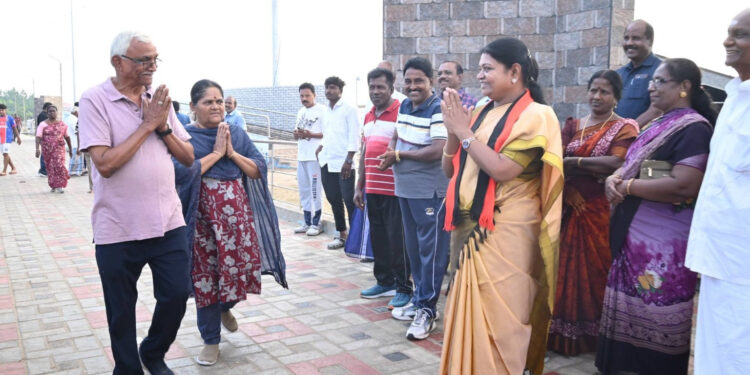 தூத்துக்குடி முத்துநகர் கடற்கரையில் காலையிலேயே வாக்கிங்.. வாக்கு சேகரிப்பு.. பெண்கள், மாணவிகள், ஆர்வத்துடன் செல்பி.. அசத்தும் அமைச்சர் கீதா ஜீவன் !