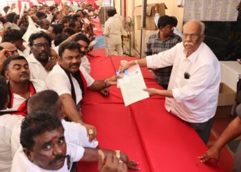 ஓட்டப்பிடாரம் சட்டமன்ற தொகுதியில் திமுக சாா்பில் போட்டியிட ஓன்றிய செயலாளர் அ. இளையராஜா விருப்பமனு வழங்கினாா்.