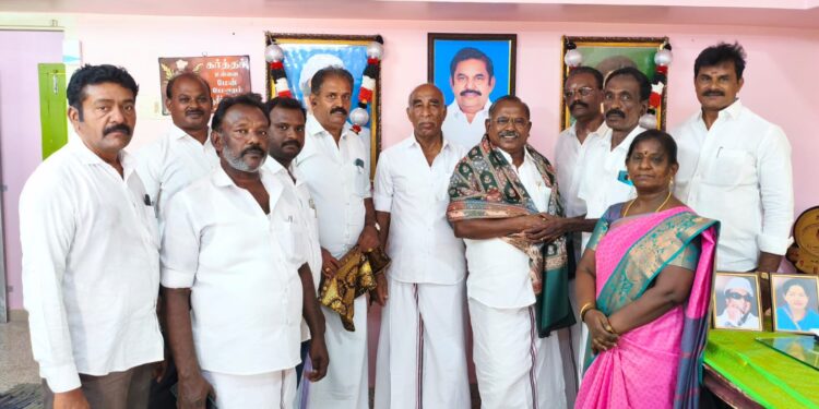 தூத்துக்குடியில் மாற்றுக்கட்சியினா் முன்னாள் அமைச்சர் சி.த.செல்லப்பாண்டியன் முன்னிலையில் அதிமுகவில் இணைந்தனா்.