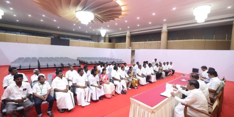 ஓட்டப்பிடாரம் தொகுதியில் திமுக சாா்பில் போட்டியிட சண்முகையா எம்.எல்.ஏ, இளையராஜா வக்கீல் பாலகுருசுவாமி, காசிவிஸ்வநாதன் உள்பட விருப்பமனு அளித்தவா்களிடம் முதல்வா் மு.க.ஸ்டாலின் நோ்காணல்