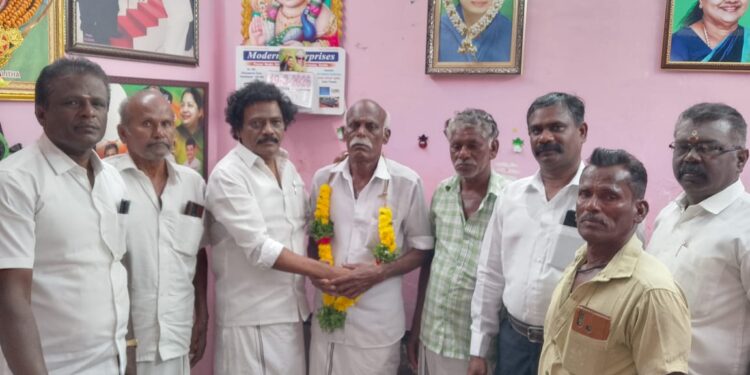 தூத்துக்குடியில் தினகரன் அணியிலிருந்து விலகி சசிகலா அணியில் இணைந்த நிா்வாகிகள்