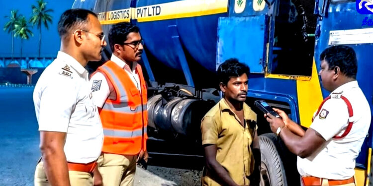 குடிபோதையில் வாகனம் ஓட்டுபவர்கள் போக்குவரத்து விதிமுறைகளை மீறுபவர்கள் மீது பாயும் அதிரடி நடவடிக்கை :: மாவட்ட எஸ்பி, டவுன் டிஎஸ்பி, தூத்துக்குடி போக்குவரத்து காவல் ஆய்வாளர் வில்லியம் பெஞ்சமின் தலைமையிலான போக்குவரத்து போலீசாருக்கு பொதுமக்கள், மற்றும் பல்வேறு அமைப்புகள் சார்பில் குவியும் பாராட்டுக்கள்!!